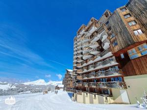 a building in the snow in front of a mountain at Studio cabine 4 pers, vue, wifi, casier à ski - Avoriaz - FR-1-314-168 in Avoriaz