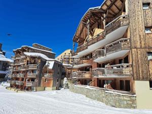 a ski lodge with snow on the ground in front of it at Superbe appart rénové, 4 pers, ski aux pieds, balcon sud, wifi inclus - FR-1-314-189 in Avoriaz