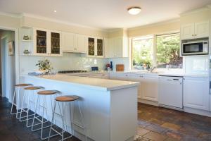 Кухня или кухненски бокс в Summerland + 13 снимки