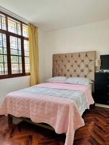 リマにあるCasa Verde Jesús María - Zona Residencialのベッドルーム1室(ピンクの毛布付きの大型ベッド1台付)