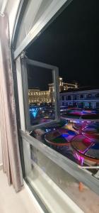 富國的住宿－BREAKING DAWN- TAEYANG Hotel Phú Quốc，窗户,晚上可欣赏到城市美景