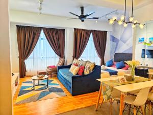 - un salon avec un canapé et une table dans l'établissement HomeZz Imperium Residence Kuantan Studio Seaview, à Kuantan