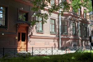 a building with a brown door and windows at Art - Mokhovaya in Saint Petersburg