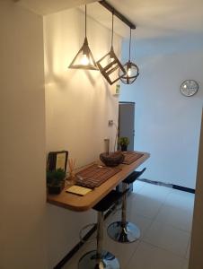 メデジンにあるApartamento acogedor en Medellínのノートパソコン付きのテーブル +21枚の写真