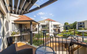 - un balcon avec vue sur un bâtiment dans l'établissement Griffin Apartments Kingston ACT, à Canberra