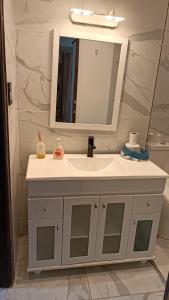 a bathroom with a white sink and a mirror at Alquiler de habitación, con baño privado. in Buenos Aires +5 photos