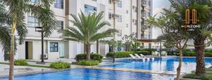 un hotel con piscina frente a un edificio en 1 Bedroom Suite-City View- Horizons 101, en Cebú
