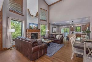 a living room with leather furniture and a fireplace at SPACIOUS HAPPY HOME in Branson with 8 BEDS & 6 BATHS in Hollister