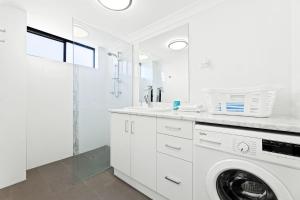 Dapur atau dapur kecil di Apollo Unit 1 - Ground Floor - A Block