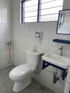 uma casa de banho com um WC e um lavatório em Diamond Bay Homestay em Teluk Intan