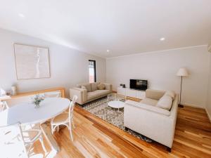 亚林加普Wren Studio - Private One-Bedroom Studio Nestled in Bushland的带沙发和桌子的客厅