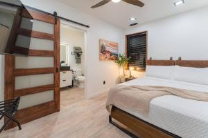 Katil atau katil-katil dalam bilik di BEST of Downtown Indy Luxury Oasis 8BD Entire Home