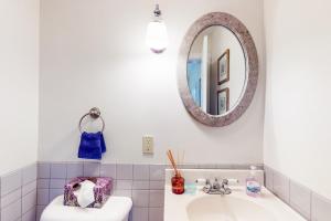 La salle de bains est pourvue d'un lavabo et d'un miroir. dans l'établissement Harbor House B, à Camden