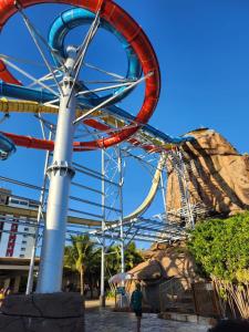 a ferris wheel at a theme park at Spazzio diRoma com acesso ao Acqua Park, Caldas Novas in Caldas Novas
