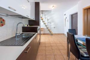 uma cozinha com um lavatório e uma bancada em Apartment in Novi Vinodolski 41901 em Novi Vinodolski
