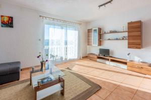 uma sala de estar com um sofá e uma mesa de vidro em Apartment in Novi Vinodolski 41901 em Novi Vinodolski