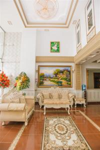 un ampio soggiorno con divani e un tappeto di Thinh Gia Phat Hotel Hoang Hoa Tham ad Ho Chi Minh