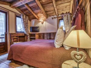 a bedroom with a bed and a tv in a room at Charmant appartement au cœur de Courchevel 1850, 73m², 4 pers, proche pistes, balcon, hammam, WiFi - FR-1-631-164 in Courchevel +2 photos
