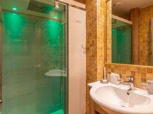 a bathroom with a glass shower and a sink at Charmant appartement au cœur de Courchevel 1850, 73m², 4 pers, proche pistes, balcon, hammam, WiFi - FR-1-631-164 in Courchevel