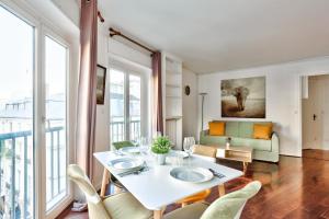 a living room with a table and a couch at Appartement Quartier Saint Michel in Paris