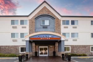 Una representación de la entrada a un hotel Cardwell Suites. en Candlewood Suites Turlock by IHG, en Turlock