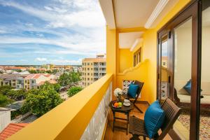 balcón con vistas a la ciudad en La Charm Hoi An Hotel & Spa en Hoi An