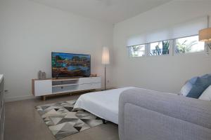 TV a/nebo společenská místnost v ubytování White Sands Beach House