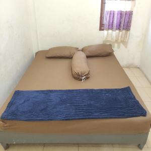 Topoyo的住宿－Wisma Tiga Putra Belawa 1，一张床上有两个枕头的房间