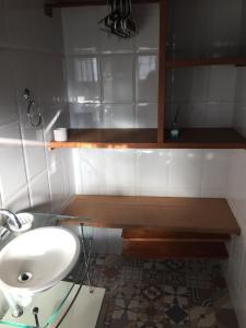 モンテ・ヴェルデにあるRefúgio dos Sonhos - Casa nas Montanhas - Monte Verdeのバスルーム(シンク、鏡、カウンター付)