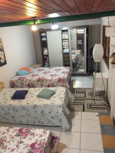 モンテ・ヴェルデにあるRefúgio dos Sonhos - Casa nas Montanhas - Monte Verdeのベッドルーム(ベッド3台、鏡付) +31枚の写真