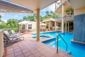 ein Bild von einem Haus mit einem Swimmingpool in der Unterkunft No 3 @ The Hill Apartments in Port Douglas