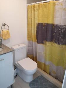 Un baño de 0509 iFreses Hermoso Apartamento con Aire Acondicionado y Parqueo
