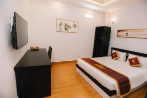 a bedroom with a bed and a flat screen tv at Thinh Gia Phat Hotel Hoang Hoa Tham in Ho Chi Minh City