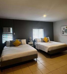 Postel nebo postele na pokoji v ubytování Emerald Manor Hotel