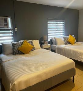 Postel nebo postele na pokoji v ubytování Emerald Manor Hotel