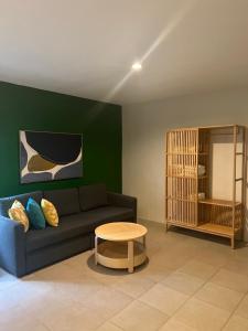 uma sala de estar com um sofá e uma mesa em Emerald Manor Hotel em Kababae