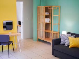 TV a/nebo společenská místnost v ubytování Emerald Manor Hotel