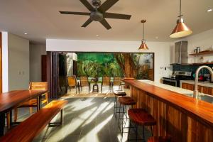 Η κουζίνα ή μικρή κουζίνα στο New Beach House Walk to Tamarindo Beach & Town