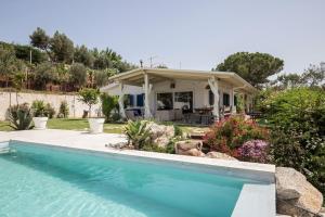 una casa con piscina in un cortile di Villa Michaela con piscina privata e vista mare a Capo Vaticano