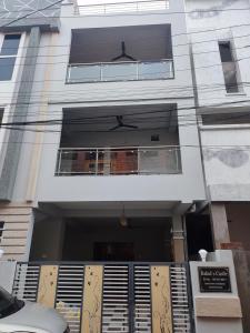 - un bâtiment blanc avec un balcon en face dans l'établissement Rahuls castle, à Visakhapatnam