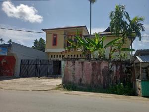 una casa sentada al lado de una calle en OYO 93073 Penginapan 69 en Jayapura