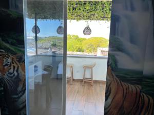 Zwei Ansichten einer Küche mit einem Tisch und einem Tiger in der Unterkunft Hotel Entre Parques in La Dorada