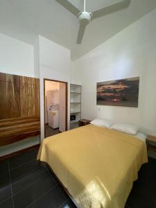 Ένα ή περισσότερα κρεβάτια σε δωμάτιο στο 1Bedroom Apt wPool Walk to beach +18 φωτογραφίες