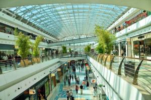 een groot winkelcentrum met een glazen plafond bij Vasco da Gama GuestHause-60m2 in Lissabon