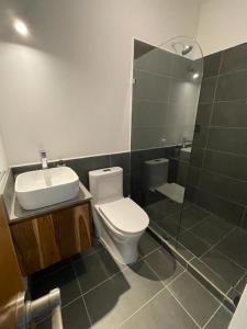 Ένα μπάνιο στο 1Bedroom Apt wPool Walk to beach