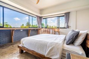 Postel nebo postele na pokoji v ubytování Maple Ridge Ubud Villas with Rice Field View + 37 fotografií