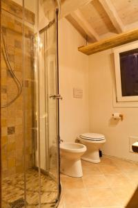 ムルタ・マリアにあるSmart Appart Cosy Sardiniaのバスルーム(トイレ、ガラス張りのシャワー付)