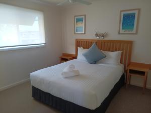 Captains Cove Resort - Waterfront Apartments tesisinde bir odada yatak veya yataklar