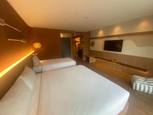 Ein Bett oder Betten in einem Zimmer der Unterkunft Baan Karon Resort