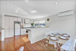 a kitchen and dining room with a table and chairs at Hemmet House - Calm Oasis & Refreshing Ocean Breeze in Cowes +17 photos